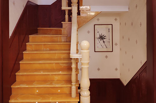 台江中式别墅室内汉白玉石楼梯的定制安装装饰效果