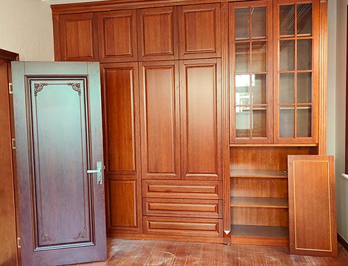 台江中式家庭装修里定制的实木衣柜效果图